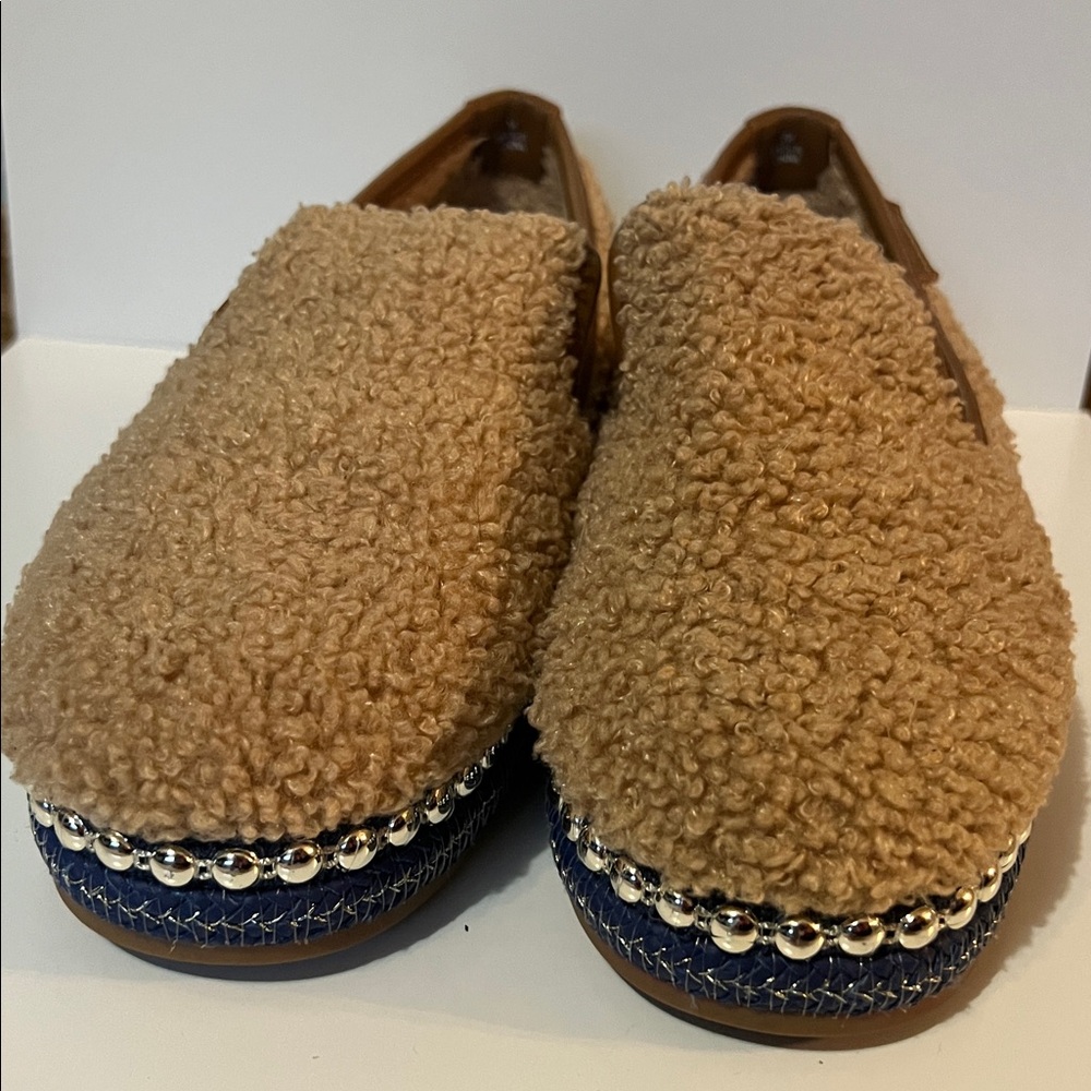 Chelsea & Violet Tan Faux Shearling Studded Denim Trim Loafers Size 7 - Picture 2 of 7